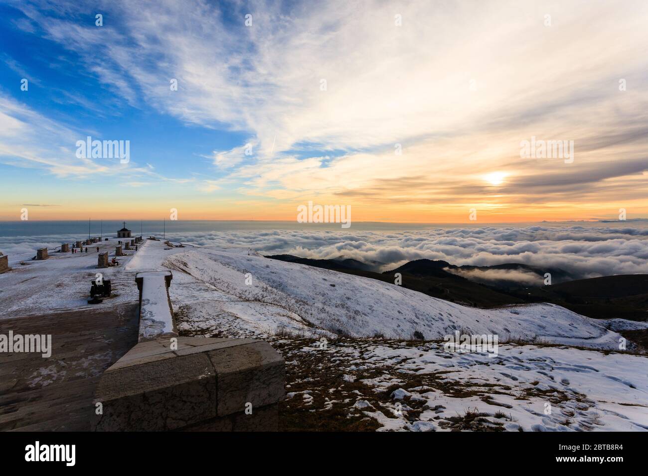 Tramonto al memoriale di guerra, Monte Grappa, Italia. Paesaggio italiano Foto Stock