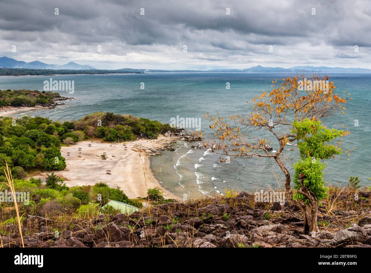 Vista mozzafiato sul lago Malawi, spiagge e acque cristalline, stagione secca, Malawi, Sud-Est-.Africa Foto Stock