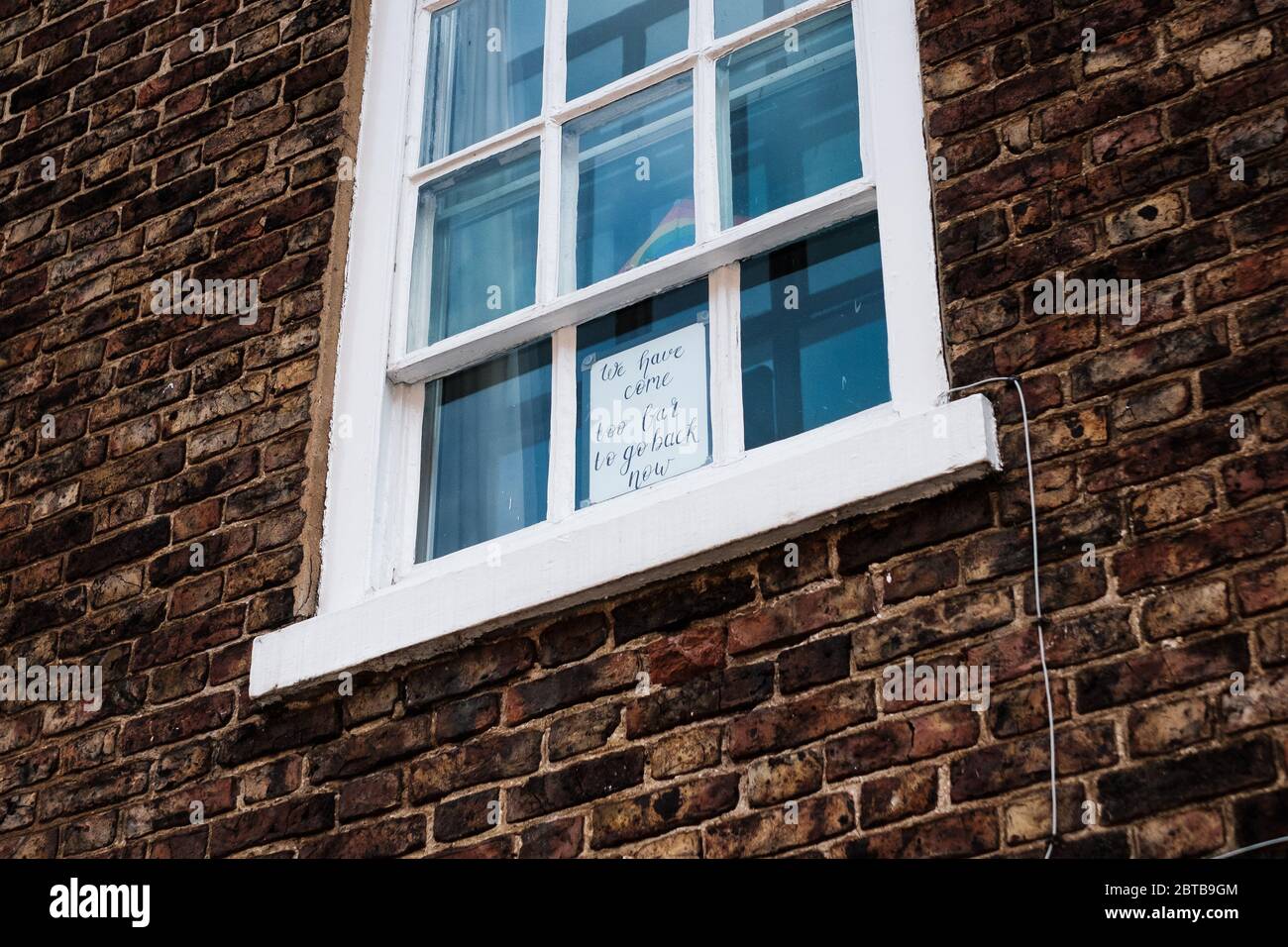 Accesso fatto in casa una finestra che dice 'Siamo venuti troppo lontano per tornare ora' a Durham, Regno Unito, durante la pandemia di Covid-19, maggio 2020 Foto Stock