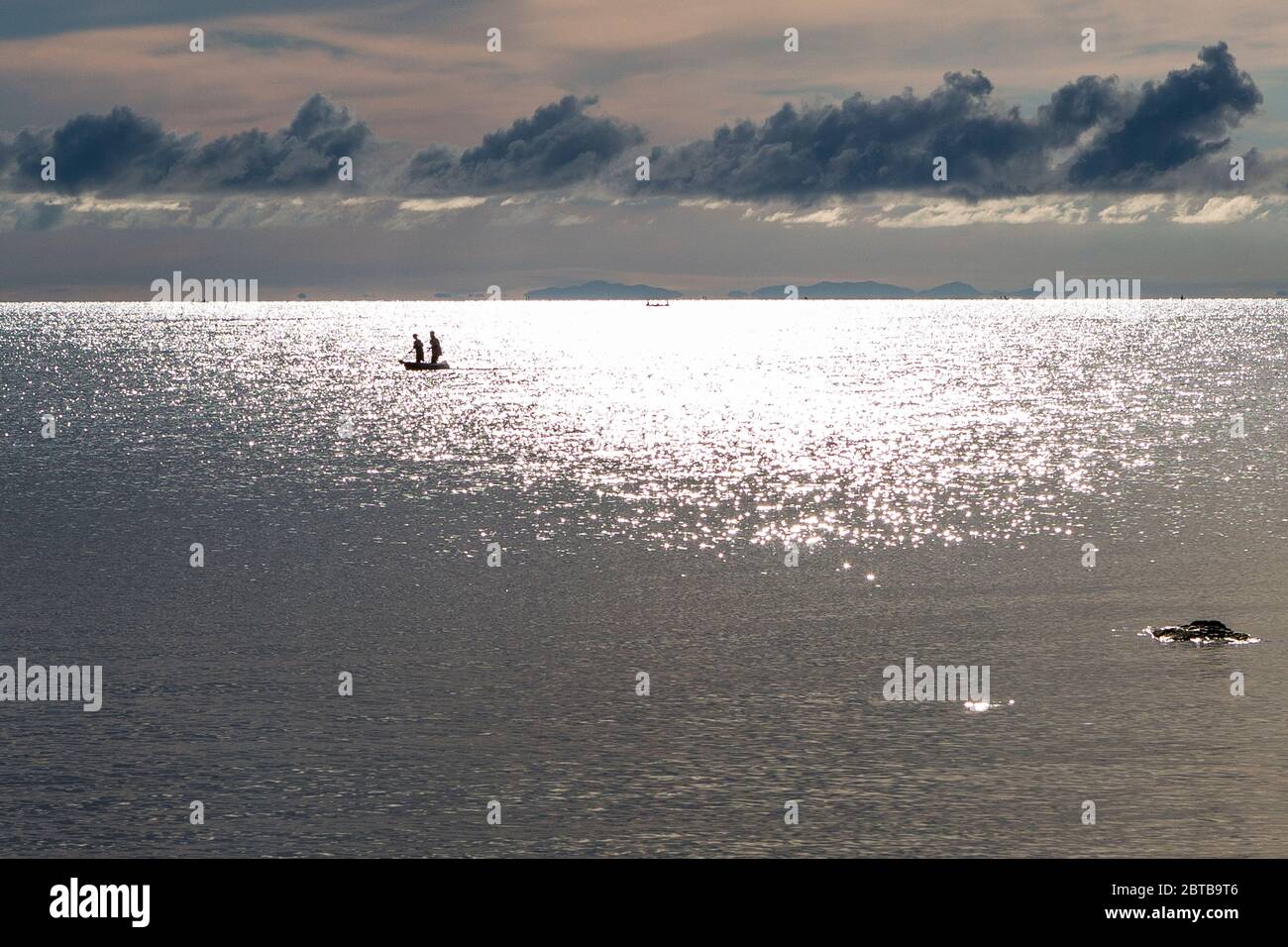 Lago di mille stelle, 2 pescatori con canoa cattura di pesce sul lago Malawi, alba, nuvole, Sud-Est-Africa Foto Stock