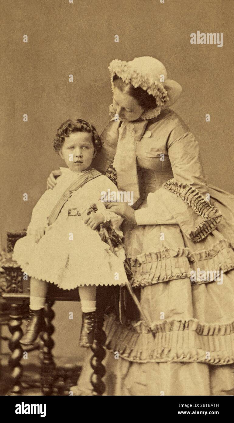 1860 ca, FRANCIA : l'imperatrice Eugenia Eugenie Montijo de Guzman ( 1826 - 1920 ), sposata con l'imperatore NAPOLEONE III ( 1808 - 1873 , figlio di Luigi BONAPARTE e Ortensia Beauharnais ), in questa foto con il figlio Principe Imperiale Eugéne Luigi Napoléon ( 1856 - 1879 ) . Ritratto di André-Adolphe-Eugène Disderi (1819 - 1889), Parigi. - REALI - Royalty - nobili - nobiltà - Napoleone III - imperatore - baffi - baffi - baffi - Ritratto - cappello - cappello - MODA - moda - OTTOCENTO - 800's - '800 - mamma - figlio - madre - bambino - bambini - infanzia - infanzia - bambino -- - Archivio GBB Foto Stock