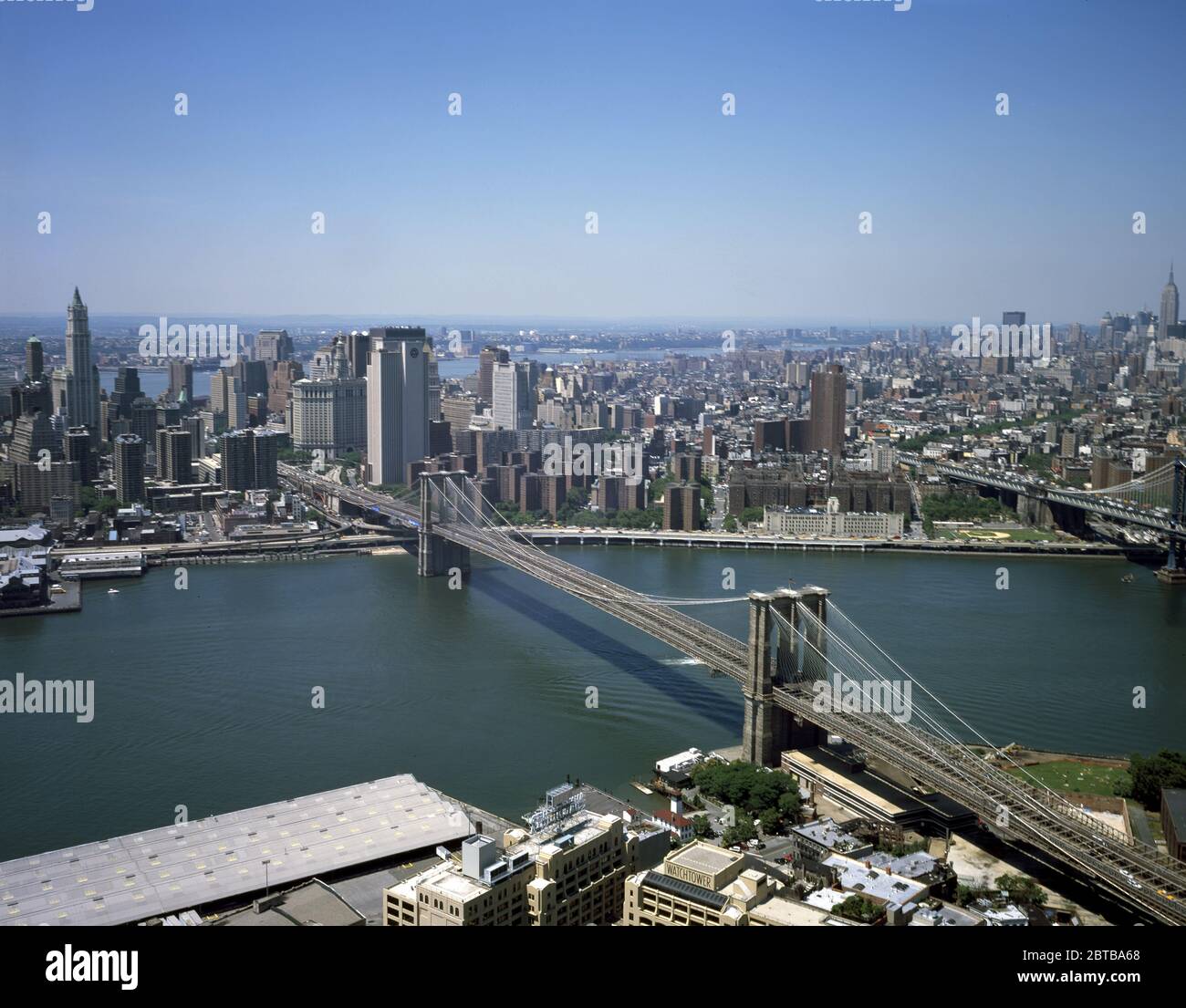 2000 ca, NEW YORK , USA : una vista aerea di New York, che si concentra sul Ponte di Brooklyn , guardando verso Manhattan. A destra, in lontananza, si trova l'Empire state Building . Il grande ponte sospeso East River, aperto il giorno 24 maggio 1883 -- che collega le città di New York e Brooklyn . Highsmith - PONTE DI BROOKLYN - PONTE DI BROOKLYN - FOTO STORICHE - STORIA - GEOGRAFIA - GEOGRAFIA - STOCK - paesaggio - paesaggio - paesaggio - veduta - panorama - fiume fiume hudson - paesaggio ---- Archivio GBB Foto Stock