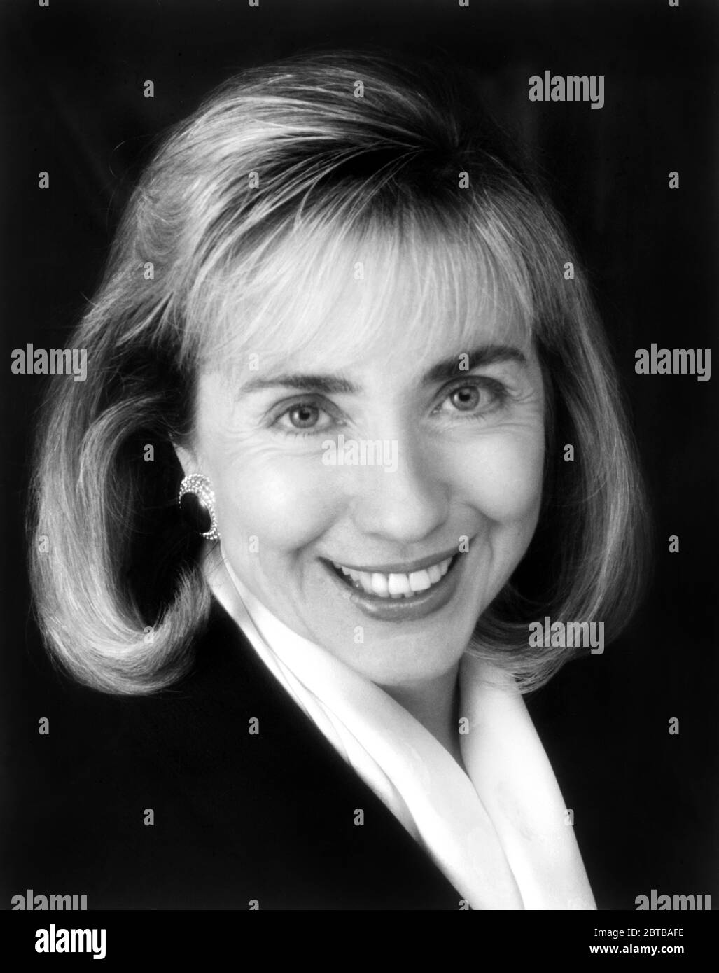 1993 , WASHINGTON , STATI UNITI: La prima Lady HILLARY Diane Rodham CLINTON (nata a Chicago , 26 ottobre 1947 ), moglie di CLINTON William Jefferson BILL CLINTON, GCL (nata William Jefferson Blythe III il 19 agosto 1946 ), 42° presidente degli Stati Uniti, servendo dal 1993 al 2001 . Foto ufficiale dell'Ufficio Stampa della Casa Bianca .- Presidente della Repubblica - USA - ritratto - ritratto - STATI UNITI - STATI Uniti - STATI Uniti - PRIMA SIGNORA - bionda - sorriso - PRESIDENTE DELLA REPUBBLICA DEGLI STATI Uniti d'AMERICA --- Archivio GBB Foto Stock