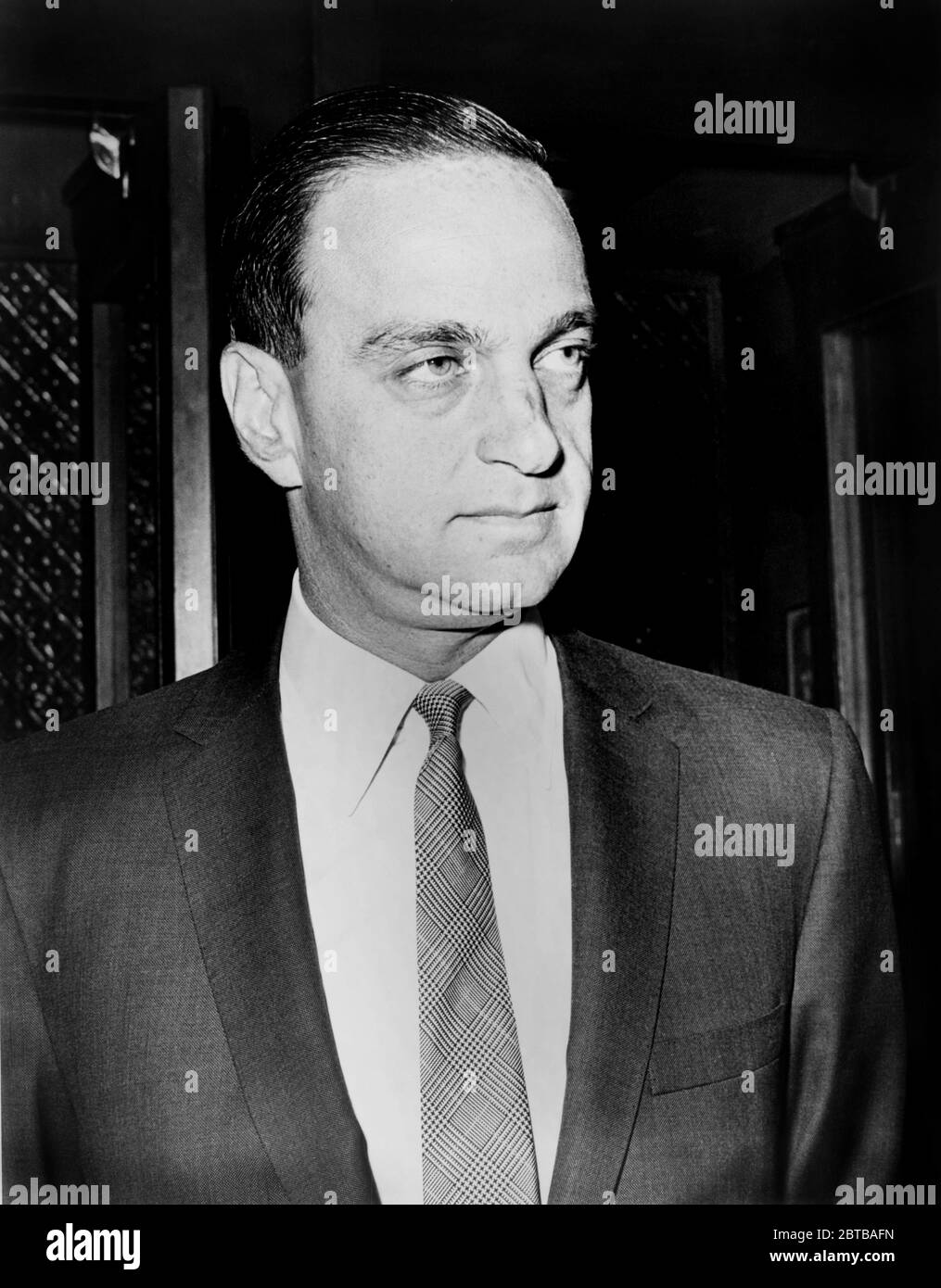 1964 , USA : l'avvocato americano ROY M. COHN ( 1927 - 1986 ), capo consigliere del senatore Joseph McCarthy nel 1953-1954, anticomunismo e omosessualità politica persecuzione . Chon è salito alla preminenza come procuratore del Dipartimento di Giustizia degli Stati Uniti al processo di spionaggio di JULIUS ed ETHEL ROSENBERG , che ha concluso con le esecuzioni di morte dei Rosenbergs in 1953. Wasone dei principali fissatori politici e avvocato personale di Donald TRUMP dal 1973 al 1985 . Nel 1986 Cohn fu disbardato dalla divisione Appellate della Corte Suprema dello Stato di NY per condotta non etica e morì settimane dopo per malattia legata all'AIDS Foto Stock
