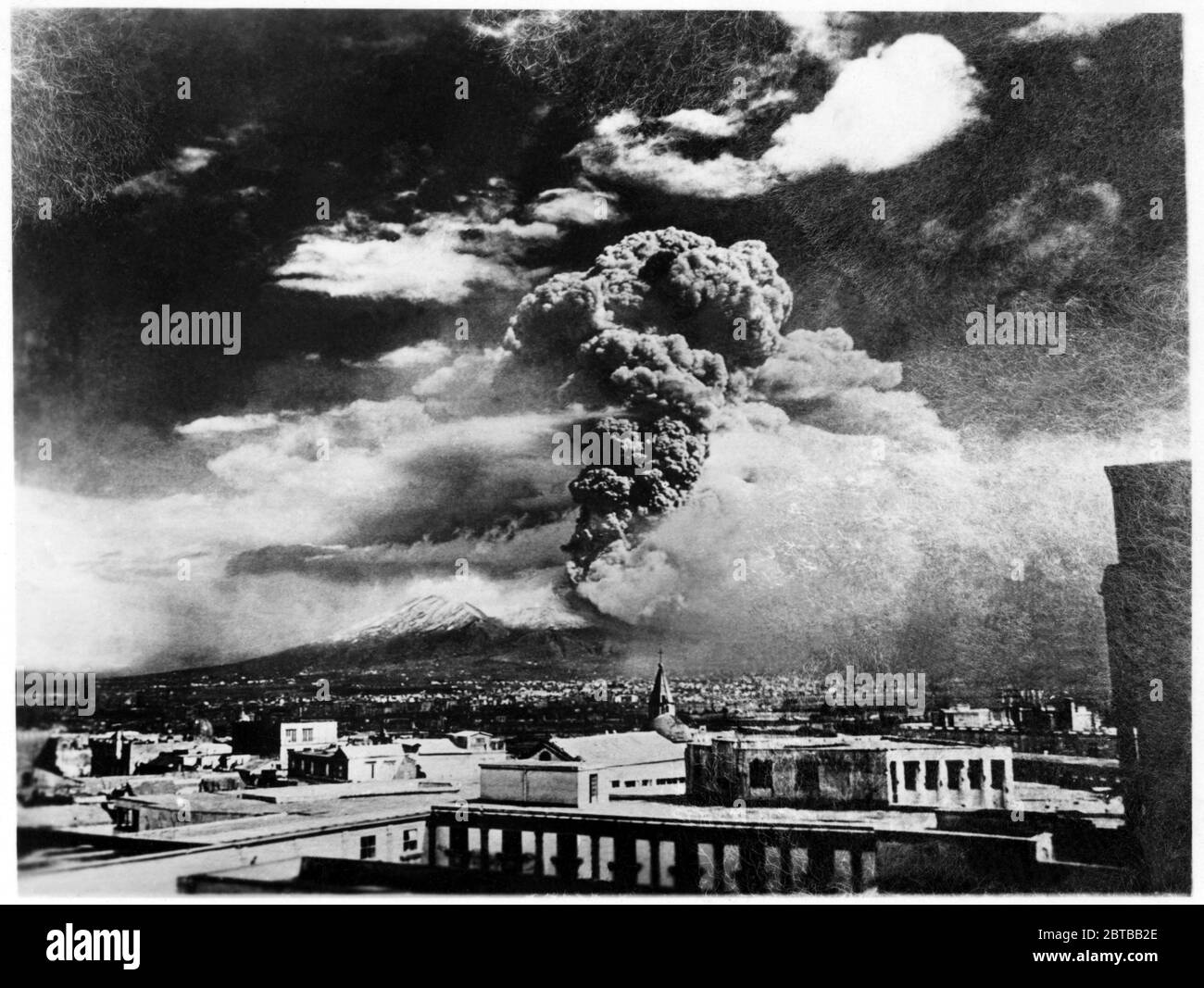 1944 , marzo, NAPOLI , ITALIA : l'eruzione DEL VESUVIO , dal 18 al 24 marzo, durante l'occupazione della forza alleata statunitense . Foto di OWI staff photographer , approvato da appropriata autiorità militare degli Stati Uniti . - MONTE VESUVIO - NAPOLI - ITALIA - ERUZIONE VULCANICA - VULCANO - VULCANO - SECONDA GUERRA MONDIALE - SECONDA GUERRA MONDIALE --- ARCHIVIO GBB Foto Stock