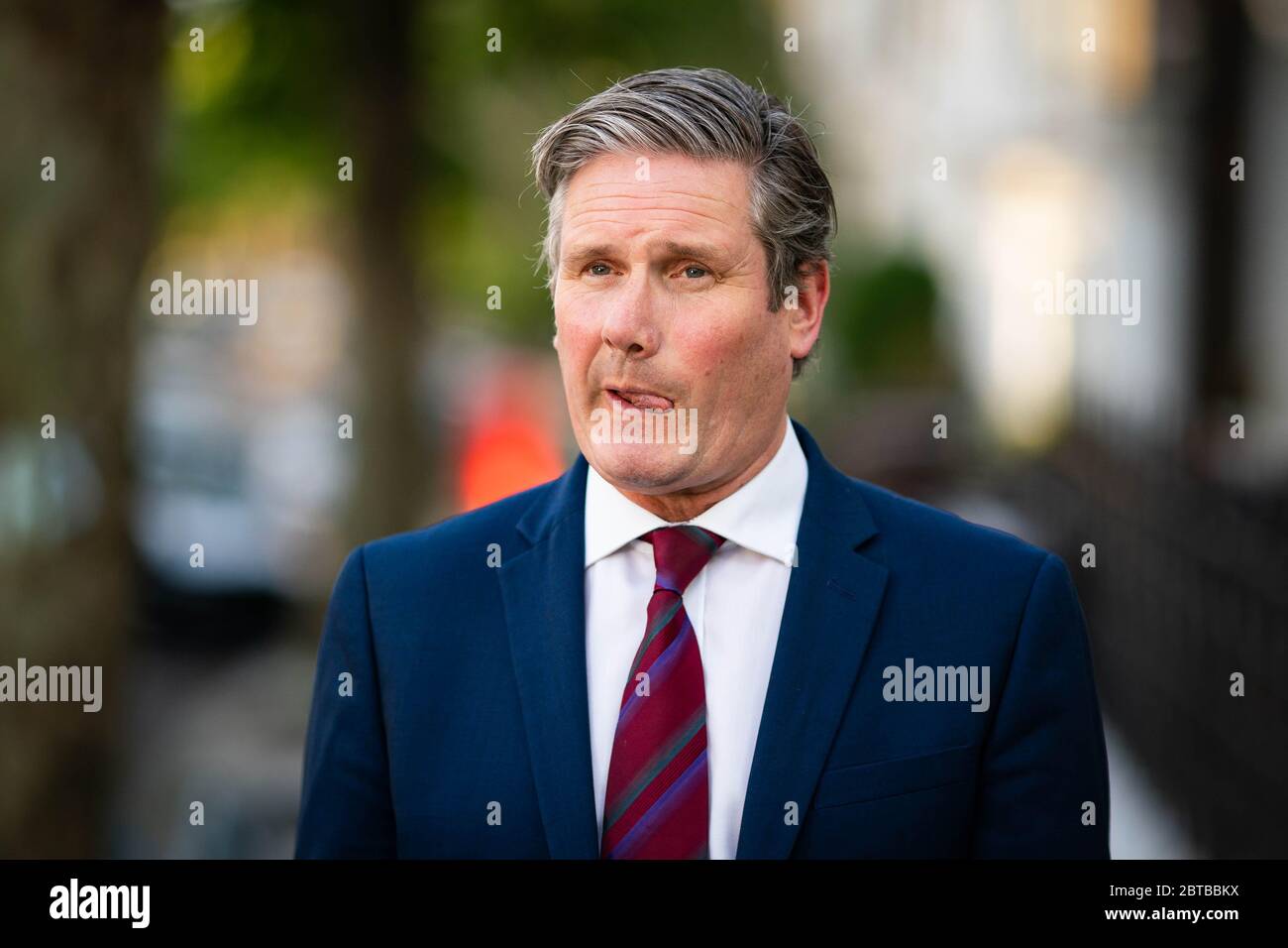 Il leader del lavoro Sir Keir Starmer rilascia una dichiarazione fuori dalla sua casa nel nord di Londra, dopo che il primo ministro Boris Johnson ha sostenuto il suo capo di Stato maggiore Dominic Cummings, a seguito di accuse che violava le restrizioni di blocco, Poiché il signor Cummings aveva guidato dalla sua casa londinese a Durham nel marzo dopo che sua moglie ha iniziato a mostrare i sintomi di Covid-19 che stanno diventando spaventosi, non ci sarebbe nessuno che si prendesse cura del suo bambino di quattro anni se si ammalasse. Foto Stock