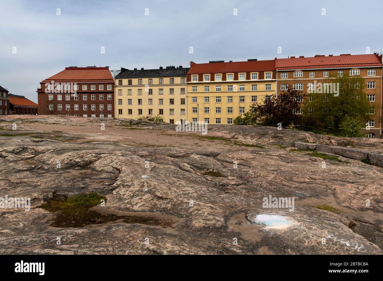 Edifici storici residenziali e camere da cui si può fare il giro di Helsinki, Finlandia Foto Stock