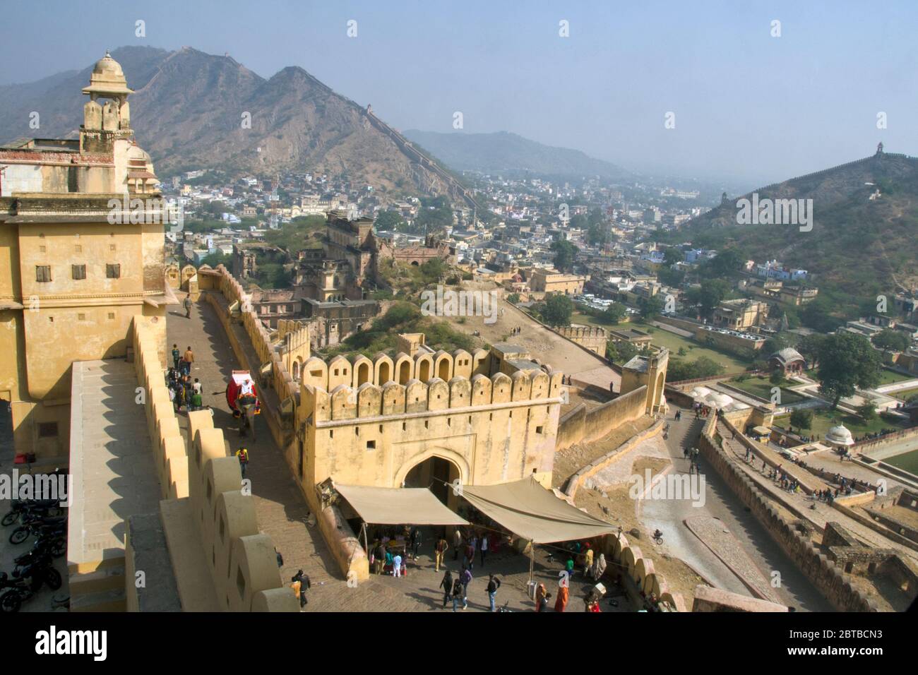 vista sulla città di jaipur dal palazzo color ambra Foto Stock