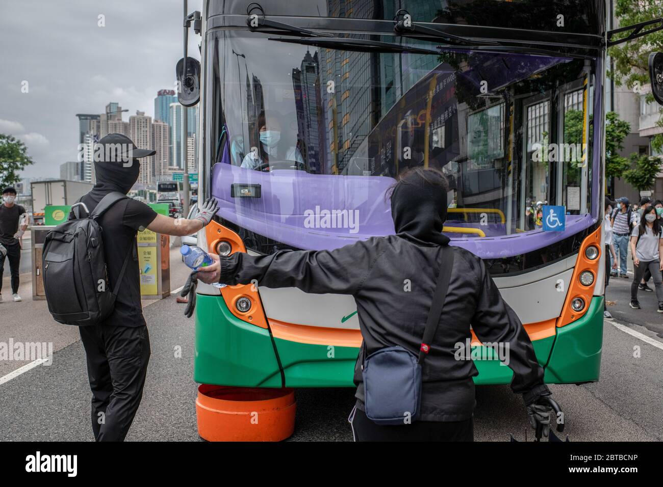 Manifestanti che bloccano il traffico in un viale durante le dimostrazioni contro il progetto di legge. La polizia di Hong Kong ha sparato gas di lacrima e pepe spray sui dimostranti dopo che migliaia di persone sono scese per le strade di Causeway Bay protestando contro Pechino? dichiarazione che intende imporre le leggi nazionali in materia di sicurezza. Foto Stock