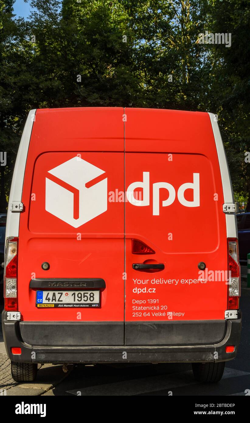 Praga, Repubblica ceca - Luglio 2018: il logo sul lato di una consegna van azionato da dpd nel centro di Praga. Foto Stock