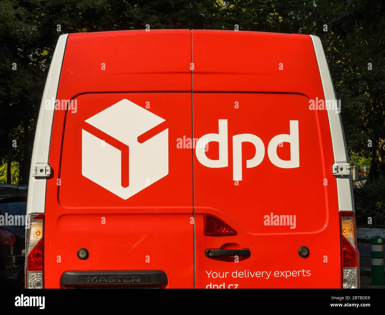 Praga, Repubblica ceca - Luglio 2018: il logo sul lato di una consegna van azionato da dpd nel centro di Praga. Foto Stock