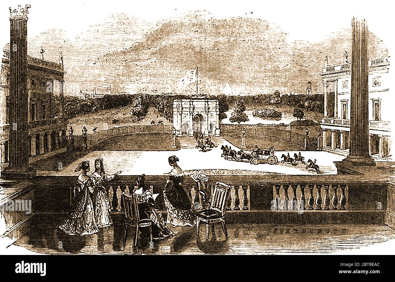 Un'incisione del 1842 che mostra la vista da un balcone a Buckingham Palace come era allora, mostrando la Regina Vittoria e i suoi servitori personali. Buckingham Palace divenne la residenza reale principale nel 1837 con l'adesione della Regina Vittoria. Fu il primo monarca a risiedere lì che Guglielmo IV era morto prima del suo completamento. Marble Arch al centro del quadro è stato progettato da John Nash nel 1827 per essere l'ingresso di stato, ma è stato spostato nella sua posizione attuale nel 1851. Foto Stock