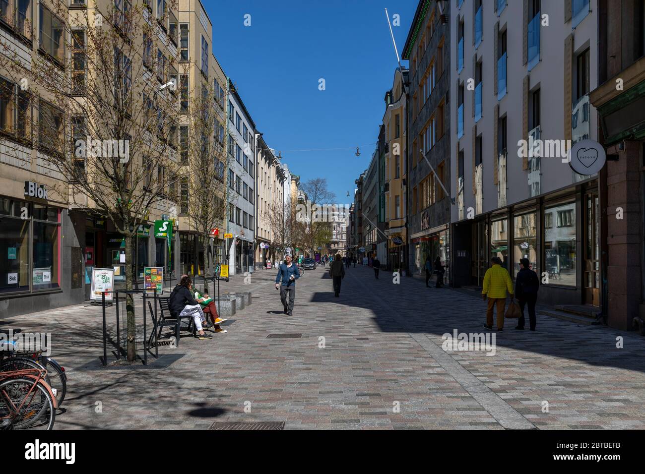 'ISO Roobertinkatu' è una famosa strada pedonale nel centro di Helsinki. A causa della pandemia del coronavirus, il numero di persone per le strade è diminuito . Foto Stock