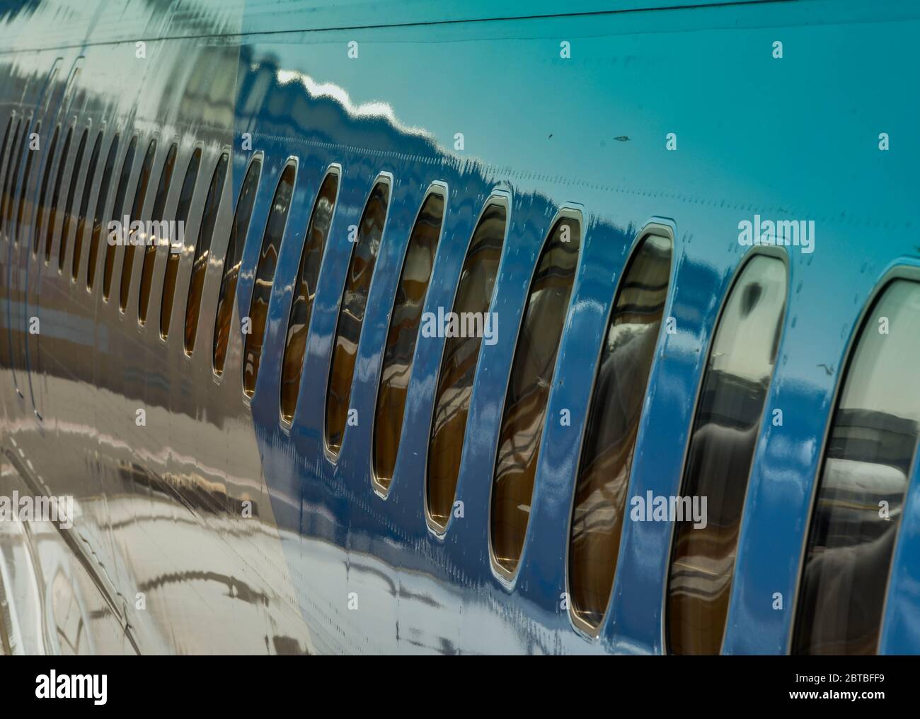 VERONA - SETTEMBRE 2018: Primo piano le finestre di un TUI Boeing 737 all'aeroporto di Verona. Foto Stock