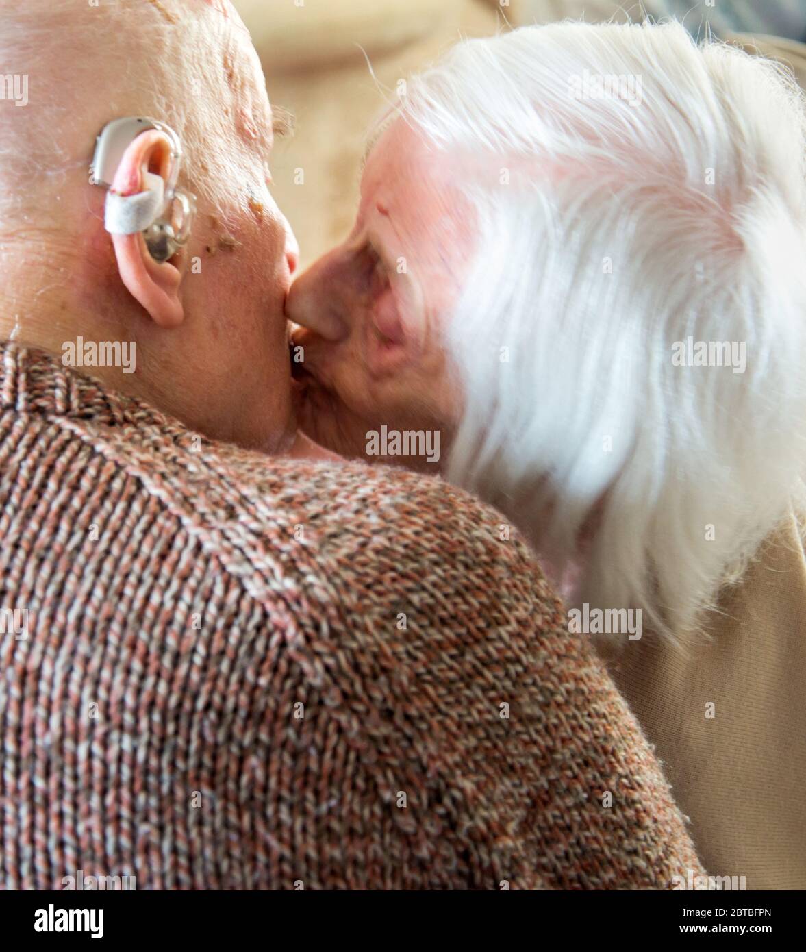 Ancora innamorati nei loro anni '90, insieme, sia che vivono e dormono nel soggiorno al piano inferiore a causa delle loro condizioni di salute e curati dalla famiglia Foto Stock