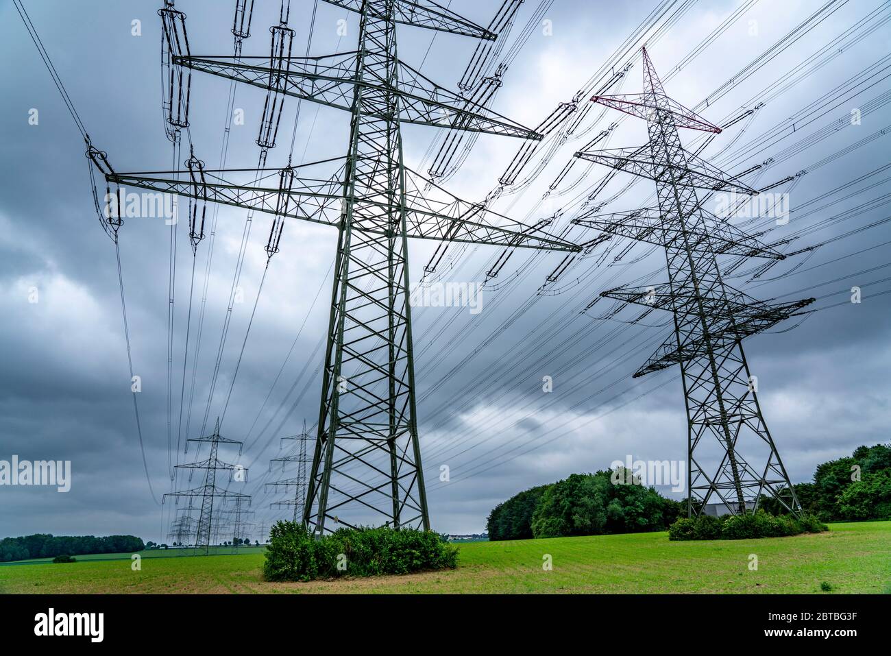 Linee elettriche, rete ad altissima tensione, 380 kilovolt, trasportano l'elettricità generata nelle grandi centrali elettriche nelle regioni, ad una statio di trasformatore Foto Stock