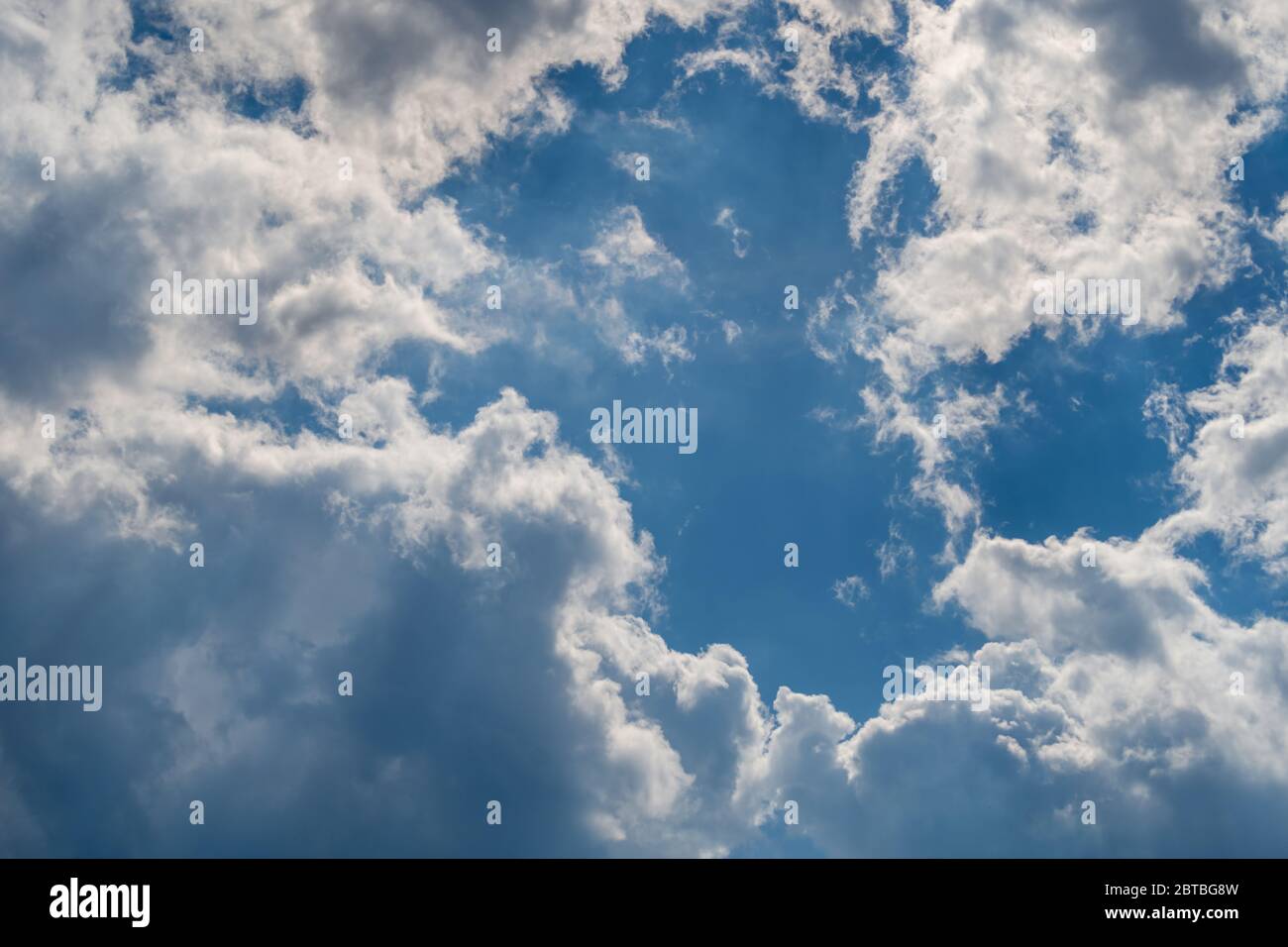 Cielo azzurro soleggiato con nuvole bianche, vista come sfondo. Foto Stock