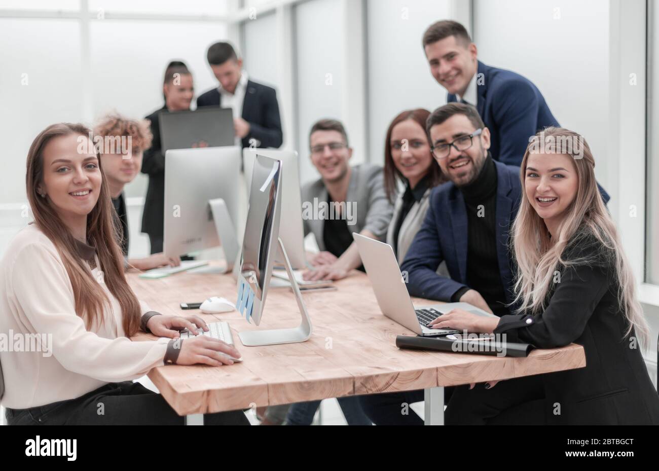 i giovani imprenditori lavorano in un ufficio moderno Foto Stock