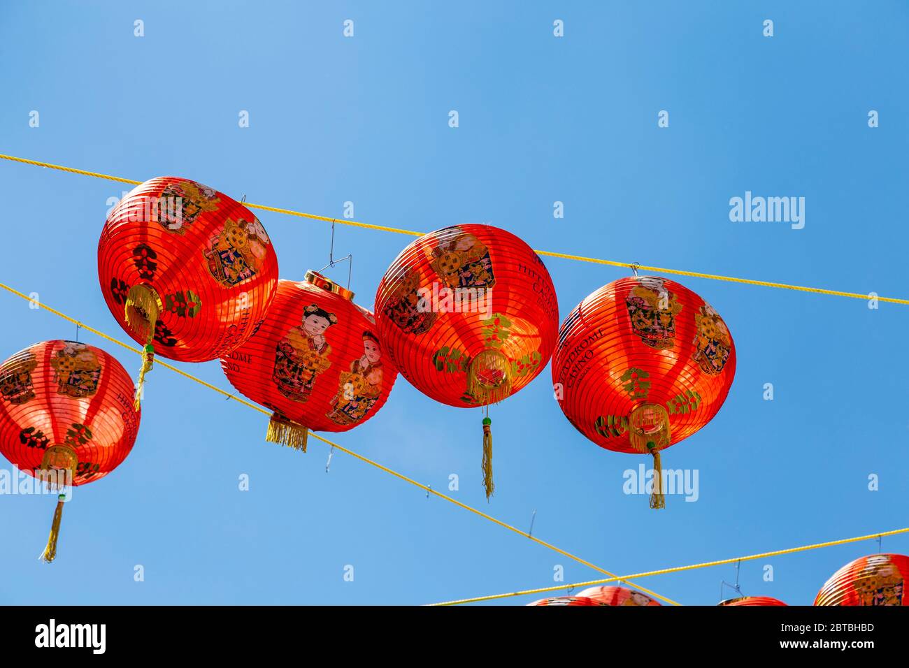 Lanterne rosse contro il cielo blu a Chinatown, Soho, Londra, Regno Unito Foto Stock