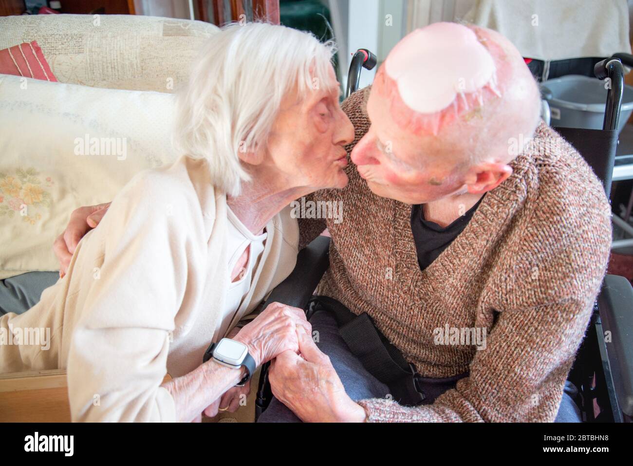 Ancora innamorati nei loro anni '90, insieme, sia che vivono e dormono nel soggiorno al piano inferiore a causa delle loro condizioni di salute e curati dalla famiglia Foto Stock