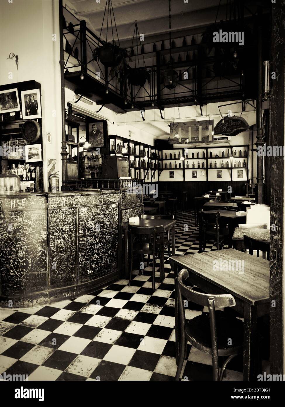 Classico vecchio bar antico in bianco e nero a Buenos Aires in Argentina Foto Stock