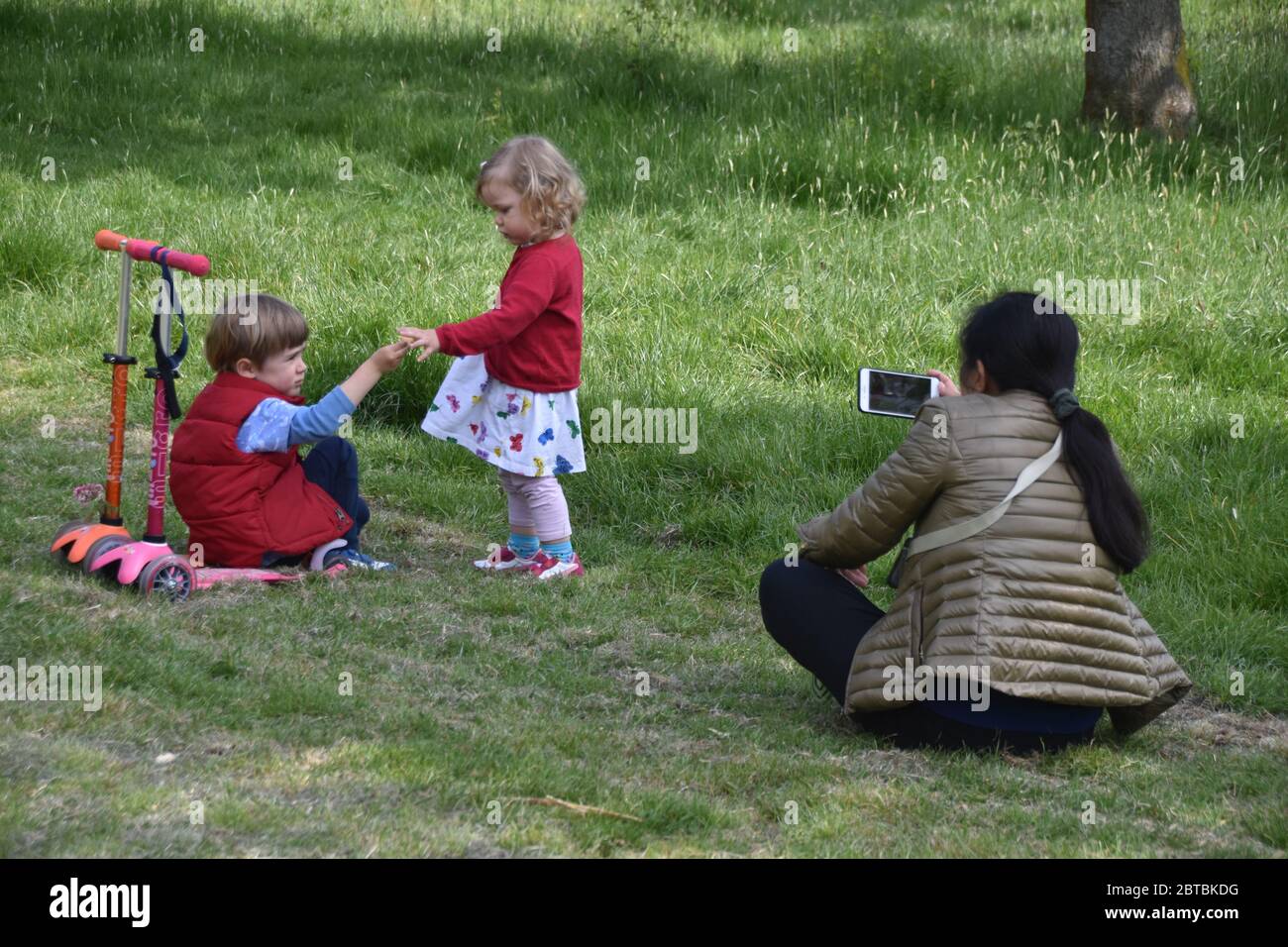 Donna che fa video dei bambini Foto Stock