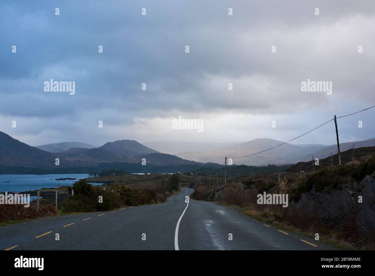 Tortuosa strada in Irlanda occidentale Foto Stock