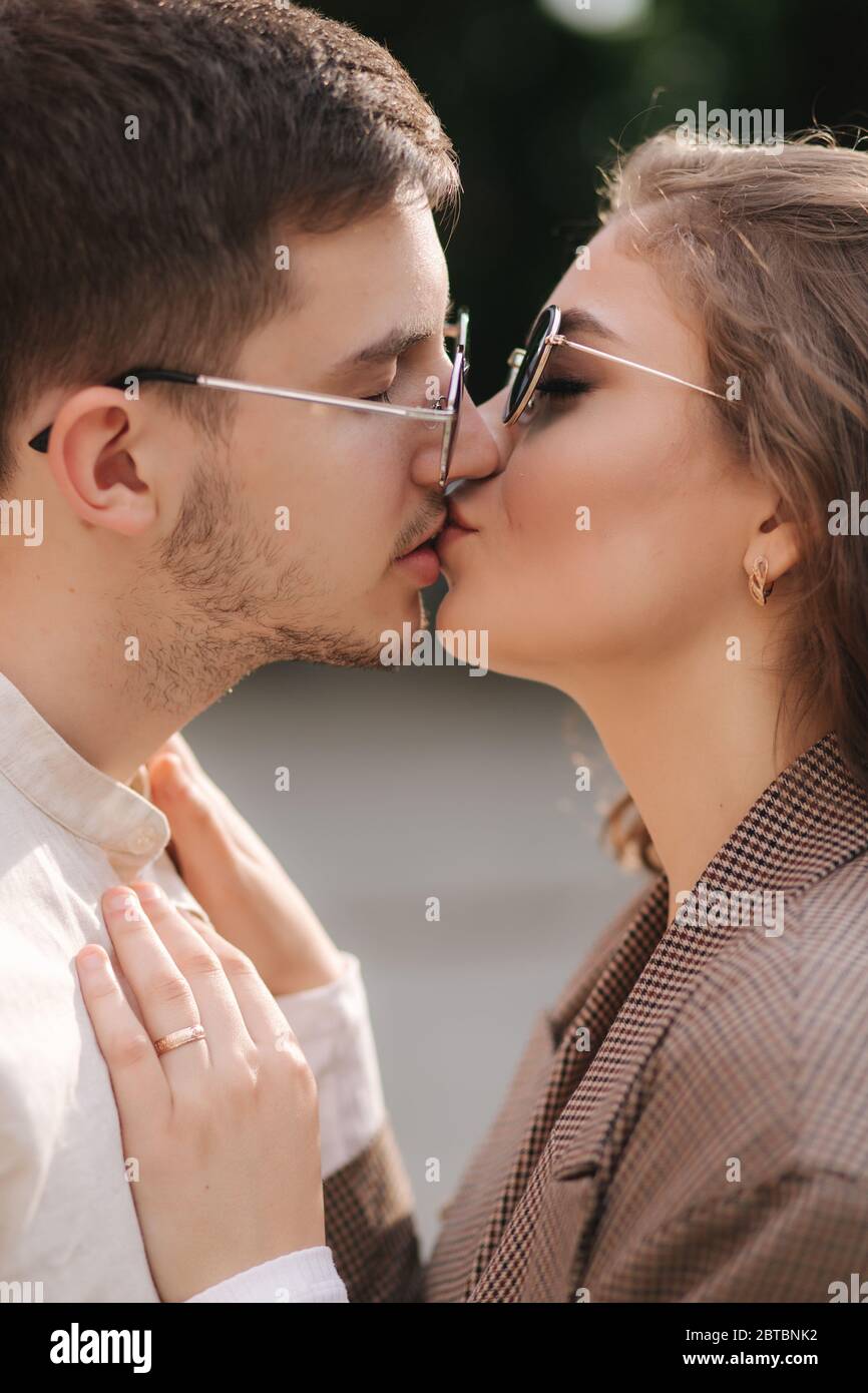 Primo piano ritratto di due persone che si baciano all'aperto. Bella coppia  di bell'uomo e attraente giovane donna con capelli ricci. Vista laterale  Foto stock - Alamy