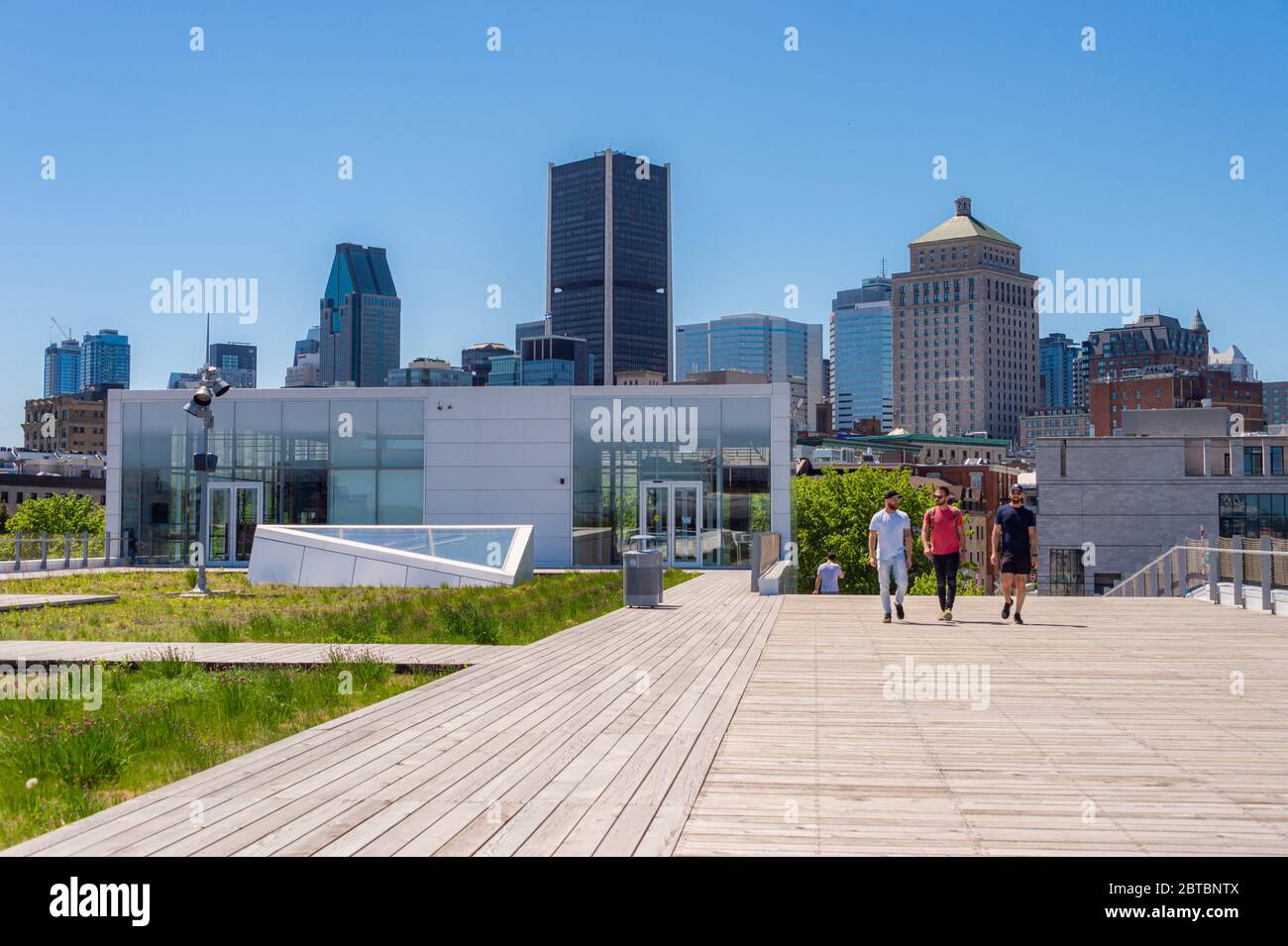 Montreal, CA - 23 maggio 2020: Montreal Skyline dal Grand Quay nel Porto Vecchio Foto Stock