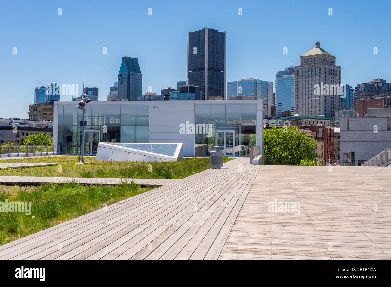 Montreal, CA - 23 maggio 2020: Montreal Skyline dal Grand Quay nel Porto Vecchio Foto Stock