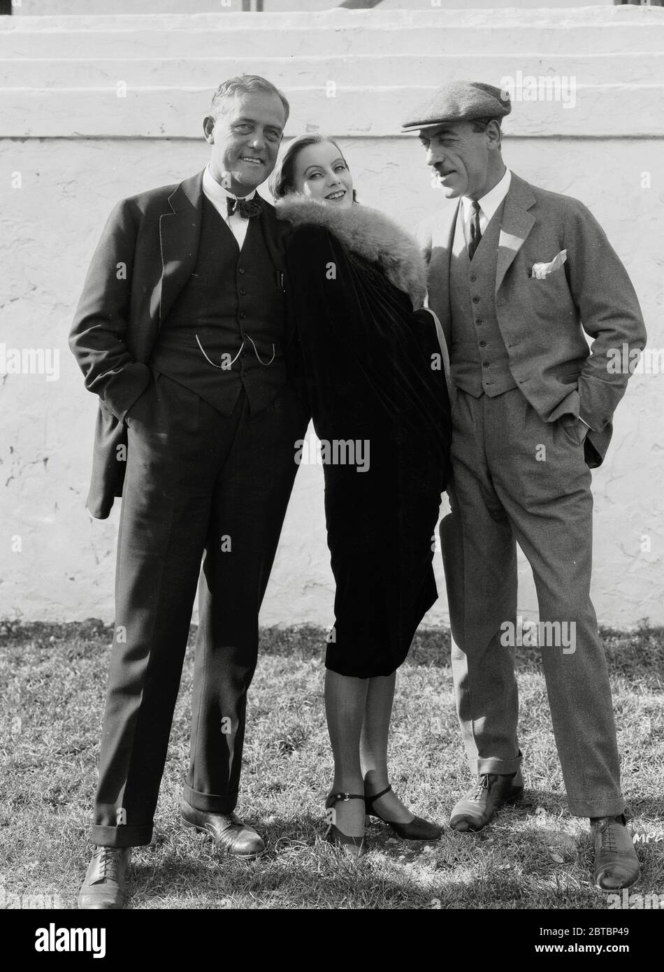 L'attrice svedese Greta Garbo (Retrospettiva), (nata il 18 settembre 1905, è morta il 15 aprile 1990 a 84 anni), regista russo-svedese Mauritz Stiller (1883 - 1928) (destra), con Victor Seastrom e l'attrice svedese Greta Garbo (1925). Foto di Ruth Harriet Louise / file di riferimento n. 34000-043THA Foto Stock