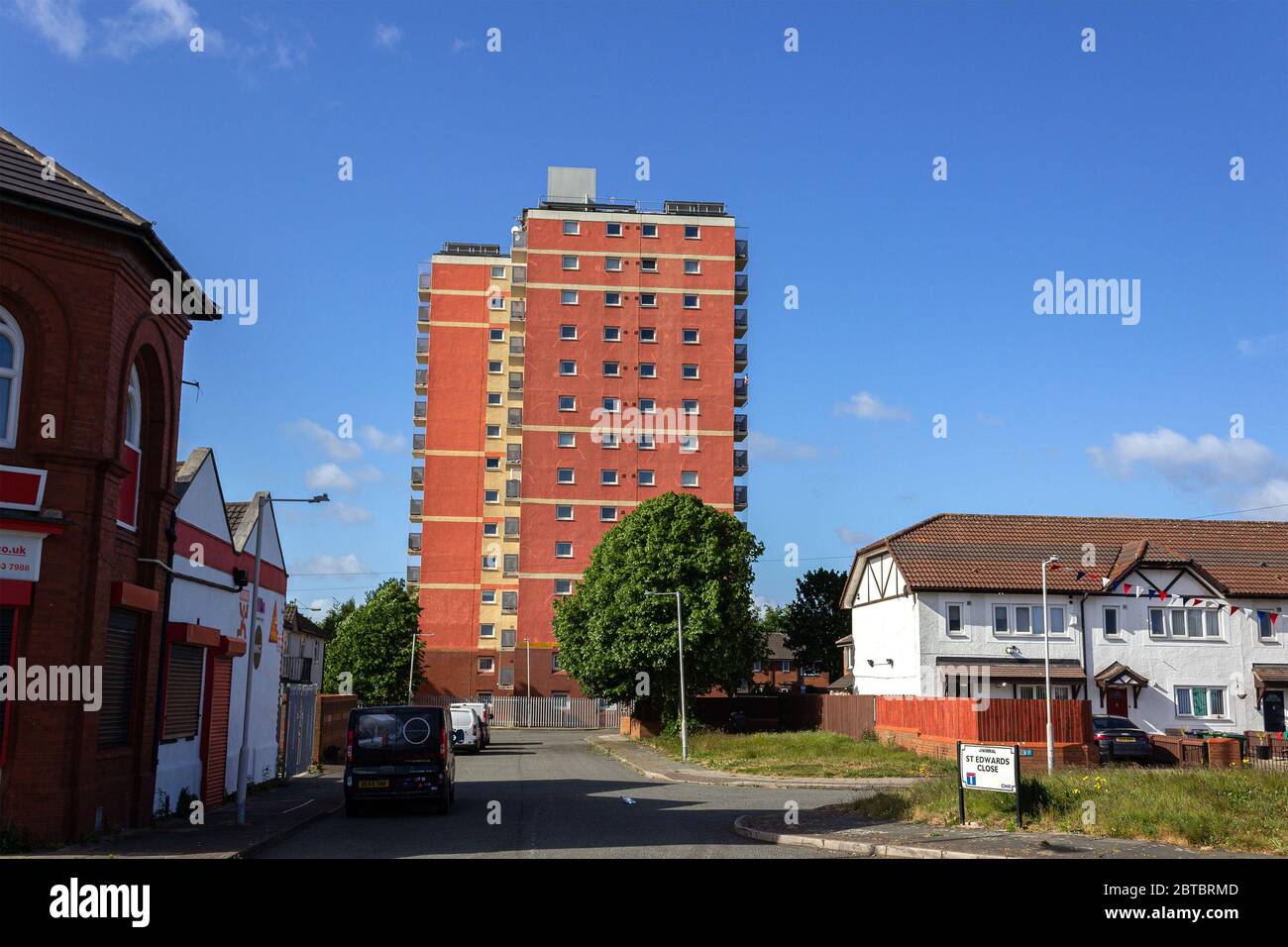 Neston Gardens Tower Block si affaccia sulle case di St Edwards Close, Birkenhead. alto edificio a 14 piani costruito nel 1965. Foto Stock