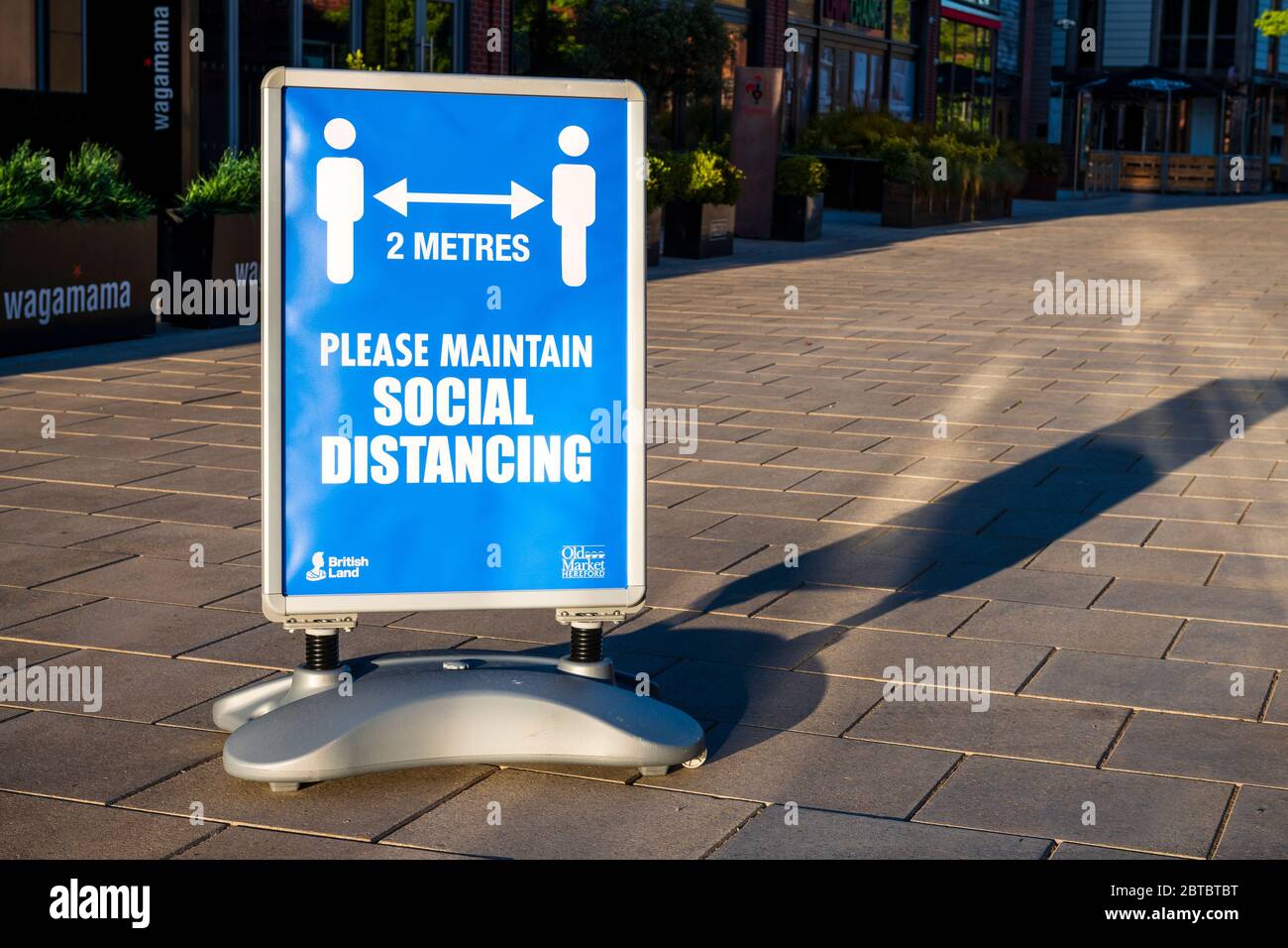 Segno di allontanamento sociale per favore mantenga 2 metri di distanza, Regno Unito. Foto Stock