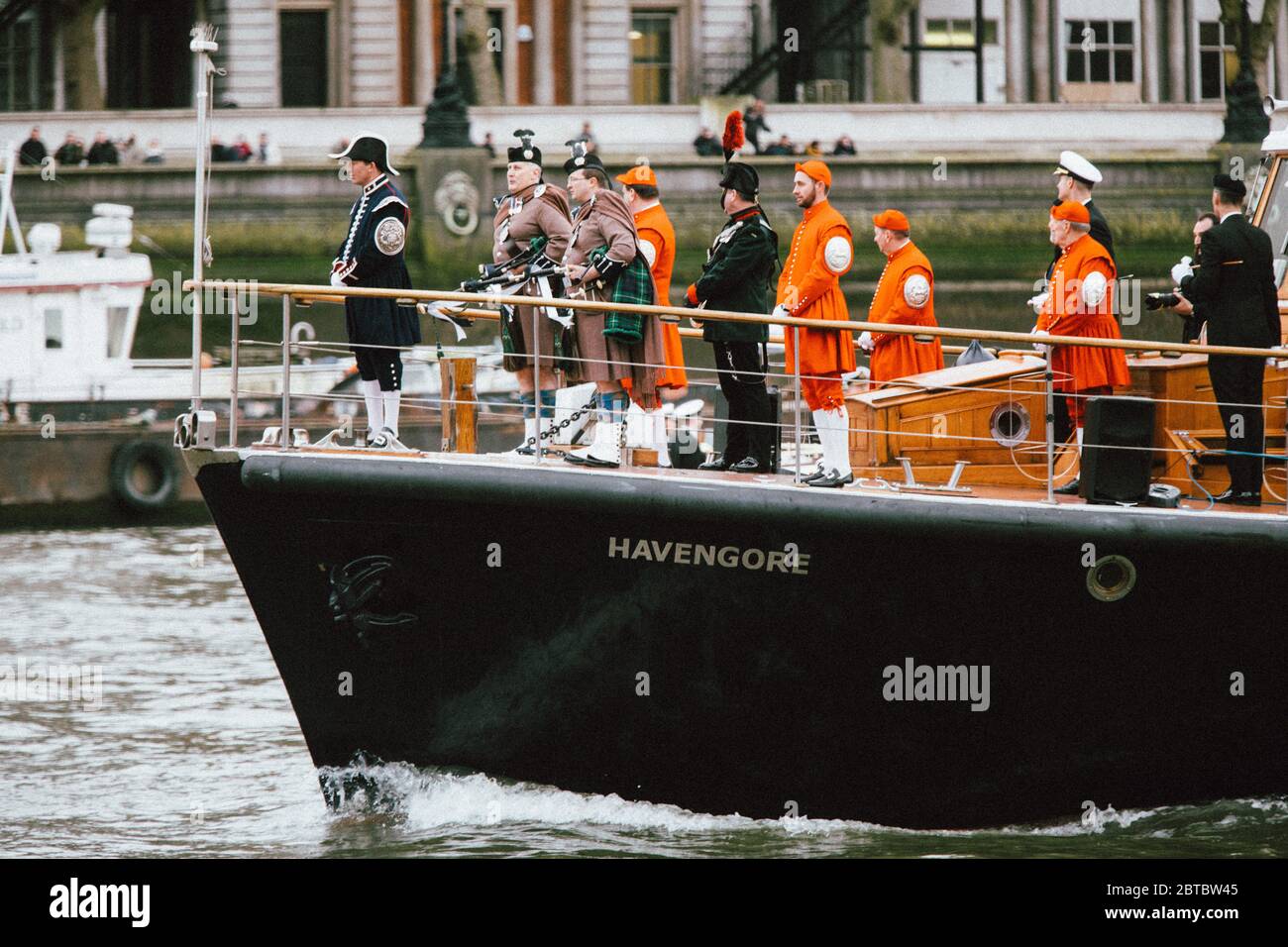 La nave mercantile Havengore che trasportava la bara di Winston Churchill 50 anni fa oggi trasportava una corona in ricordo Foto Stock