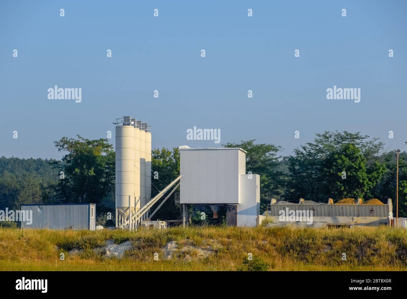 La fabbrica è un whee. Miscelazione di calcestruzzo per miscelatori. Produzione di calcestruzzo. Foto Stock