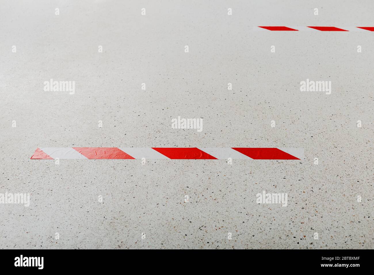 Segno rosso della linea Supermarket a strisce per mantenere la distanza sociale. Linea di avvertimento durante la quarantena del coronavirus della covid 19. Shopping sicuro, Social Distancing Foto Stock
