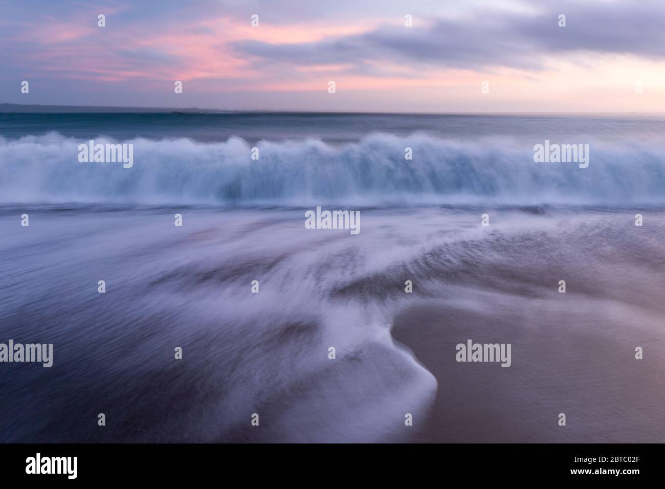 Immagine astratta di un'onda che si infrangono contro la spiaggia, Miramar, Nuova Zelanda, Ottobre 2019 Foto Stock