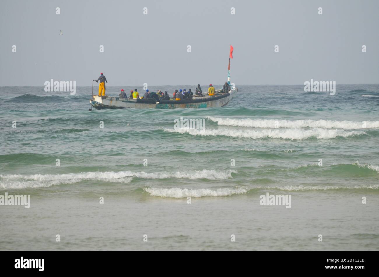 Pirogues (barche da pesca artigianali) vicino Yoff isola, Dakar, Senegal Foto Stock