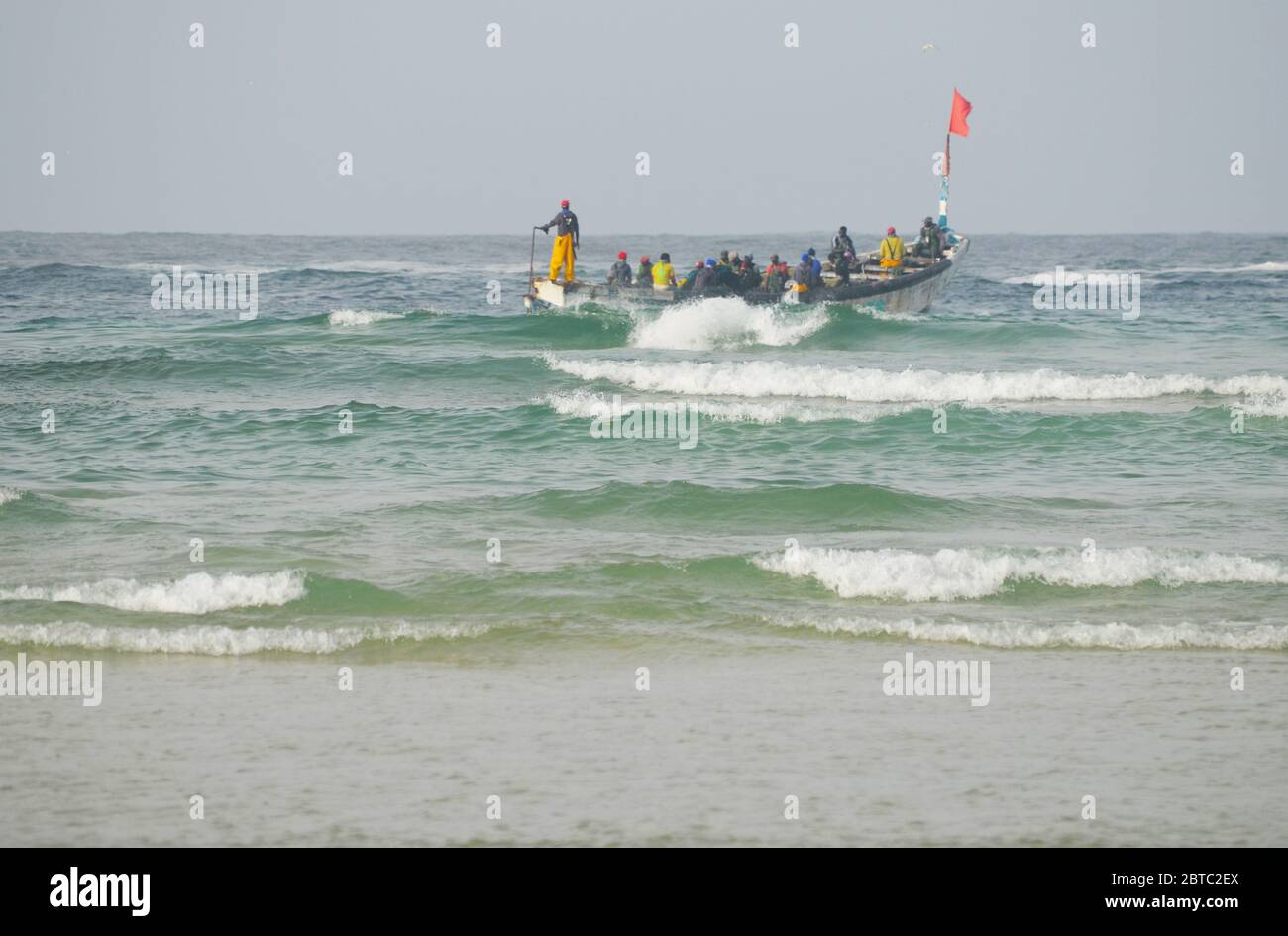 Pirogues (barche da pesca artigianali) vicino Yoff isola, Dakar, Senegal Foto Stock