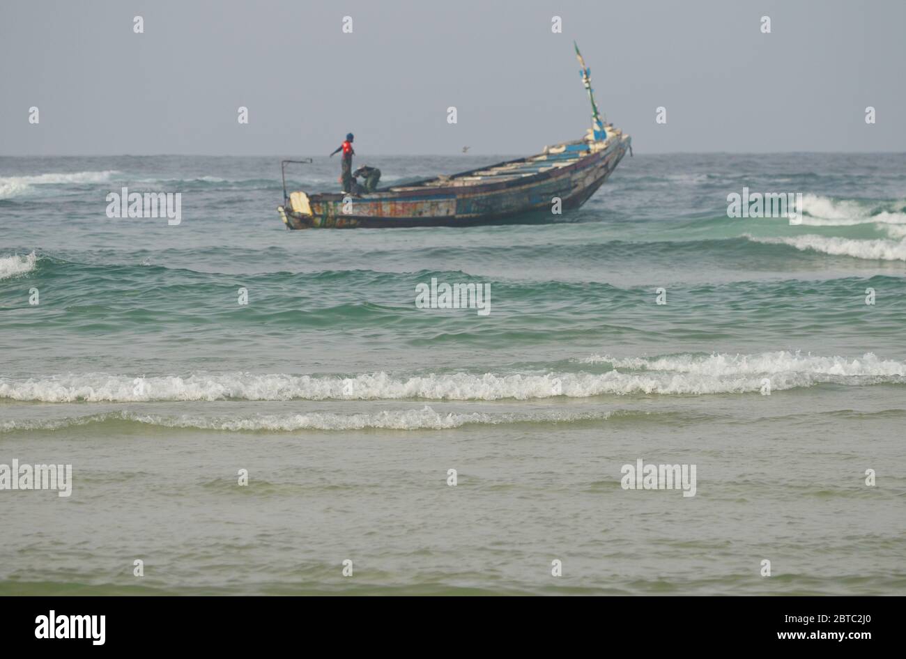 Pirogues (barche da pesca artigianali) vicino Yoff isola, Dakar, Senegal Foto Stock