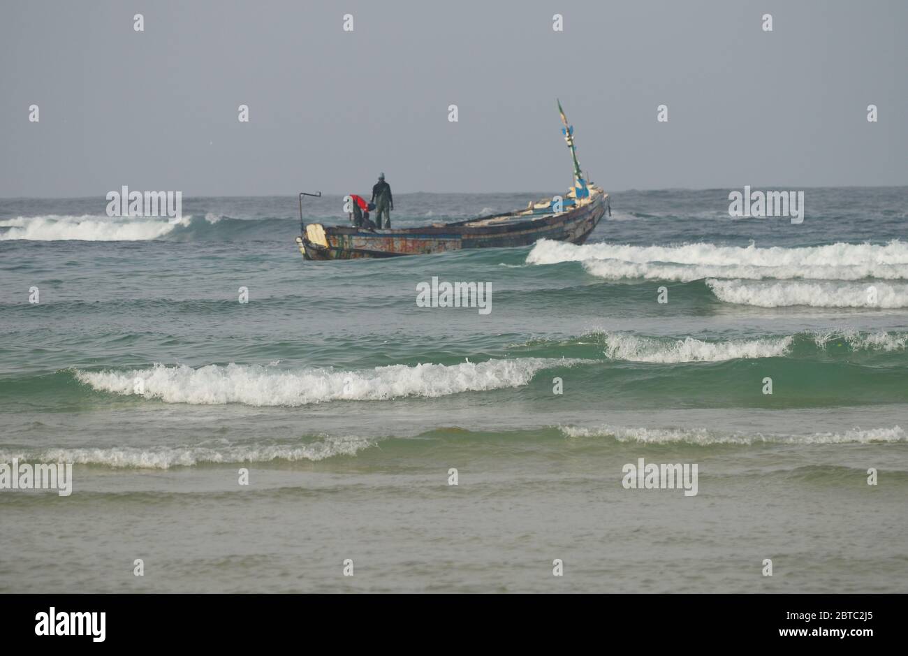 Pirogues (barche da pesca artigianali) vicino Yoff isola, Dakar, Senegal Foto Stock