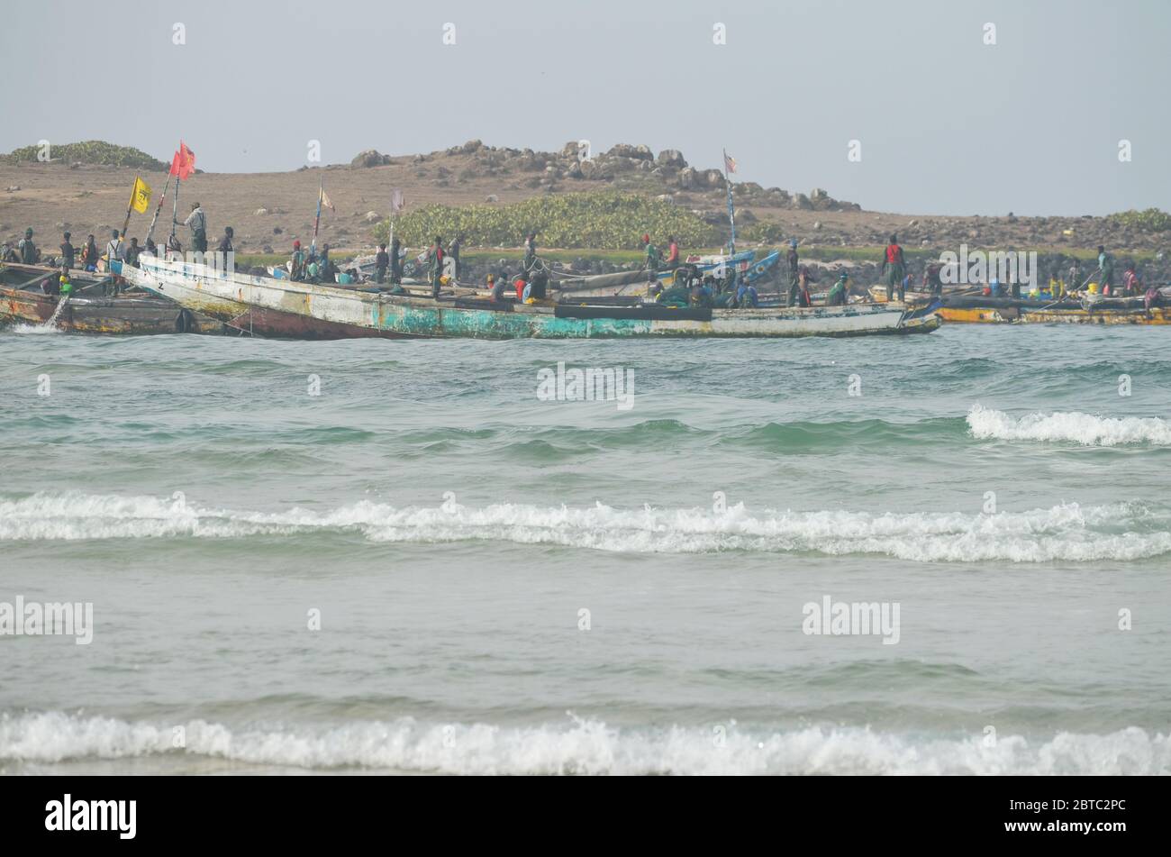 Pirogues (barche da pesca artigianali) vicino Yoff isola, Dakar, Senegal Foto Stock