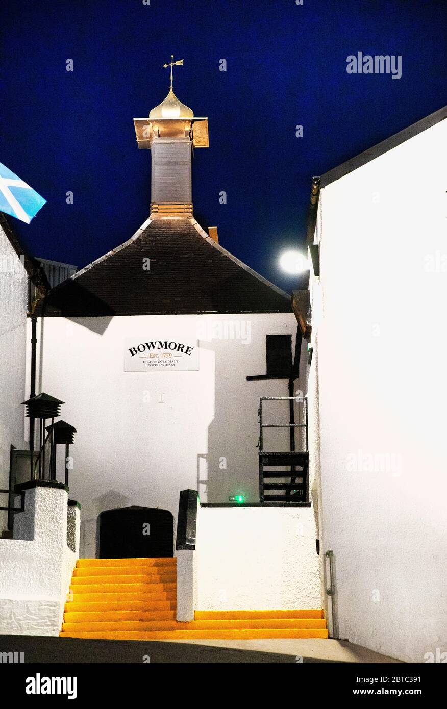Distilleria di whisky Bowmore, Isola di Islay, Inner Hebridies, Scozia. Foto Stock