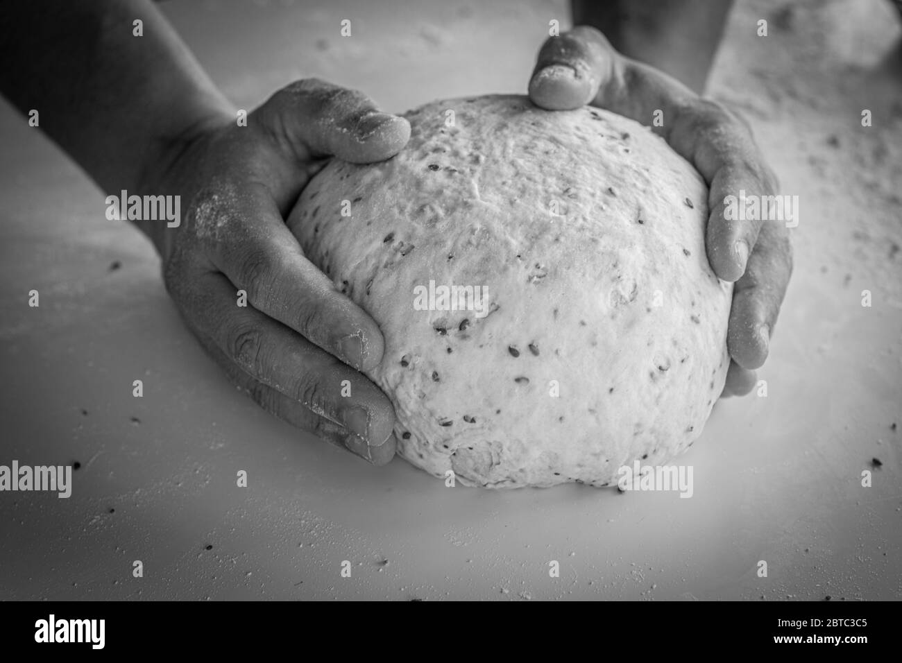Uomo che impastano un impasto grande per il pane fatto in casa in quarantena Foto Stock