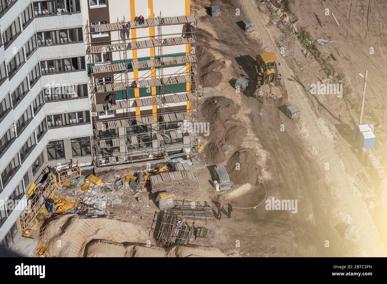 Cantiere di costruzione di un nuovo edificio con macchinari industriali pesanti, concetto di sviluppo. Foto Stock