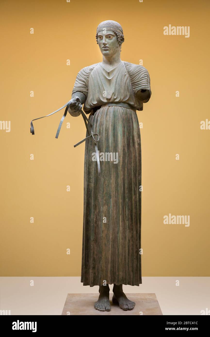 L'antica scultura in bronzo del 470 a.C. il Cariotiere di Delfi, conosciuto anche come Heniokhos (il detentore della moneta) nel Museo Archeologico di Delfi, in Grecia. Foto Stock
