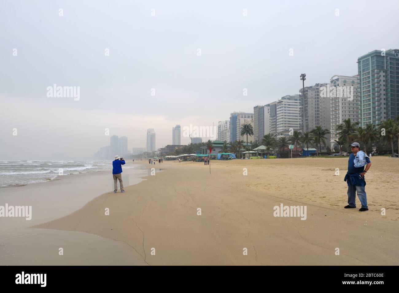 La mia spiaggia di Khe è una spiaggia pubblica lunga 20 chilometri, con spiagge bianche incontaminate e onde da surf a da Nang, Vietnam, Asia. Foto Stock