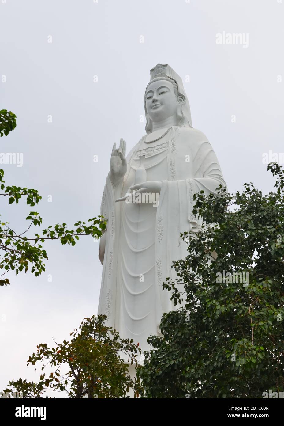 Lady Buddha è la statua del Buddha più alta del Vietnam e si trova a Linh Ung Pagoda sulla penisola di Son tra a da Nang Foto Stock