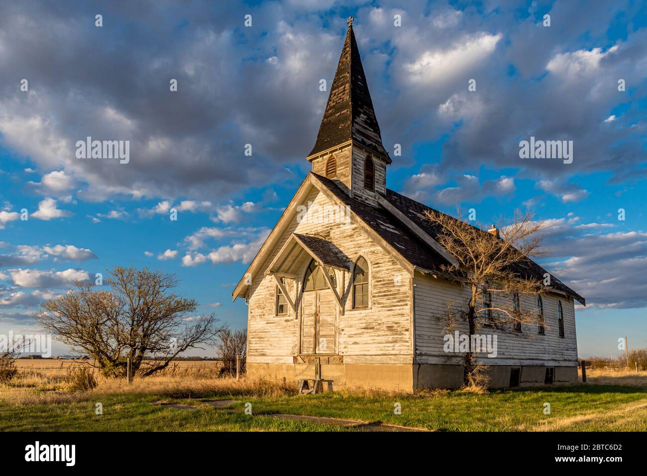 Tramonto luce sulla chiesa unita abbandonata in tempo di guerra in tempo di guerra, Saskatchewan, Canada Foto Stock