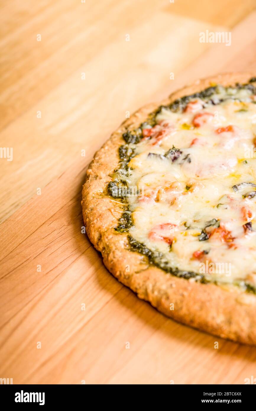 Pizza appena sfornata, vegetariana, pesto, multigreo, a crosta spessa Foto Stock